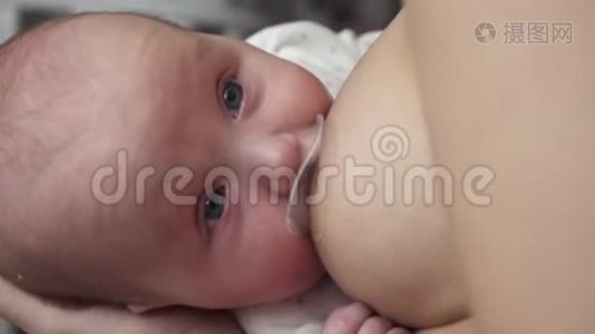 妈妈喂她的孩子。 新生儿吃母乳。 母乳喂养婴儿视频