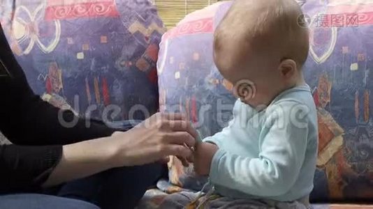 有趣的小宝宝试图破坏一次性保护面罩视频