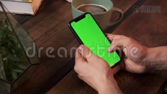 男人手里拿着智能手机，手里拿着绿色屏幕，男人手里拿着带有色度的手机视频