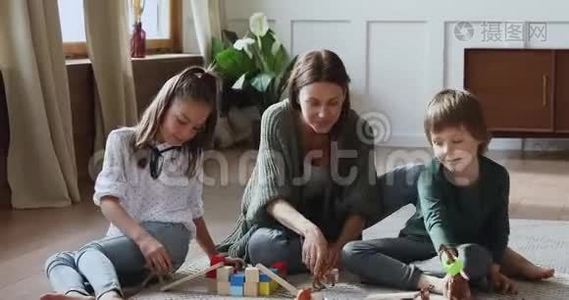 可爱的妈妈在地板上和孩子们一起玩玩具视频