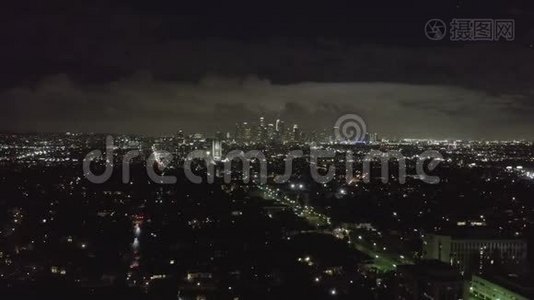 星光：夜幕降临，笼罩黑暗的好莱坞洛杉矶，笼罩市区和城市灯光视频