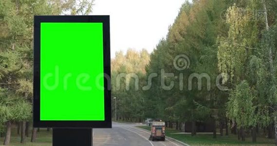 空广告牌与绿色屏幕在空关闭园区冠状病毒检疫锁定。视频