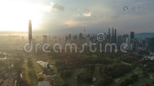 吉隆坡市中心日落时的空中城市景观。 吉隆坡，马来西亚。视频