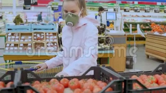 一名戴防护面罩的妇女在超市精心挑选蔬菜，采取检疫冠状病毒安全措施视频
