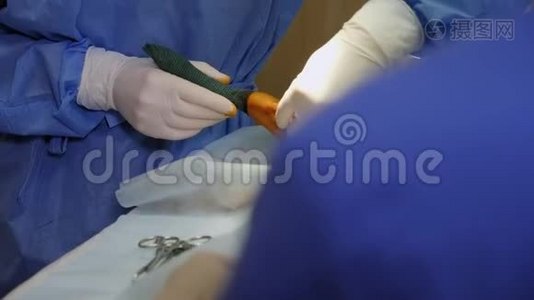 兽医诊所狗爪子上的手术。视频