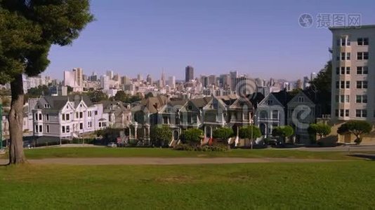 阳光明媚的一天，现代旧金山市中心城市景观上的维多利亚式小房子视频