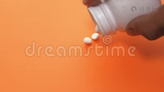 药物和胶囊从彩色背景的容器溢出视频