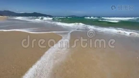空沙滩，碧海蓝天背景.. 海浪视频