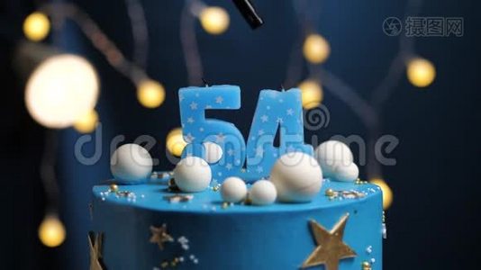 生日蛋糕数字54星天和月的概念，蓝色蜡烛是火的打火机，然后吹出来。 复制空间视频