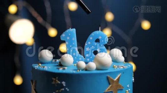 生日蛋糕数字16星天和月的概念，蓝色蜡烛是火的打火机，然后吹出来。 复制空间视频