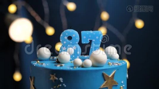生日蛋糕编号87星天和月的概念，蓝色蜡烛是火的打火机，然后吹出来。 复制空间视频