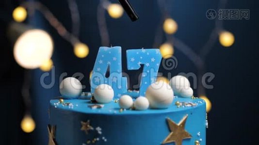 生日蛋糕编号47星天和月的概念，蓝色蜡烛是火的打火机，然后吹出来。 复制空间视频