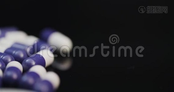 药物药学概念-极端接近与抗生素旋转在黑色背景下。视频