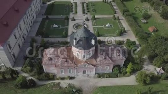 前往乌克兰利沃夫地区的佐洛奇夫宫殿城堡和观赏花园视频