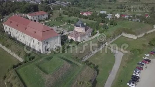 前往乌克兰利沃夫地区的佐洛奇夫宫殿城堡和观赏花园视频