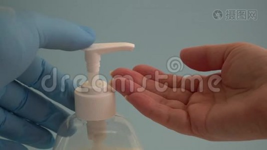 用酒精凝胶洗手，消除细菌和病毒。视频