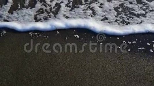 平静的泡沫海浪来到沙质海岸，慢慢地离开视频