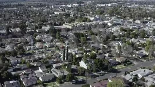 白天提供住宅小区房屋的空中前景，Van Nuys视频