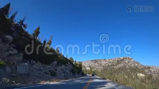 在加州的约塞米蒂国家公园`道路驾驶。视频