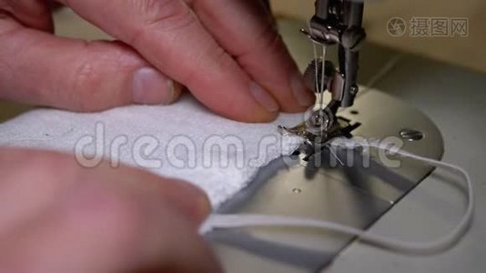 缝纫机缝边的裁缝-自制医疗面罩-保护视频