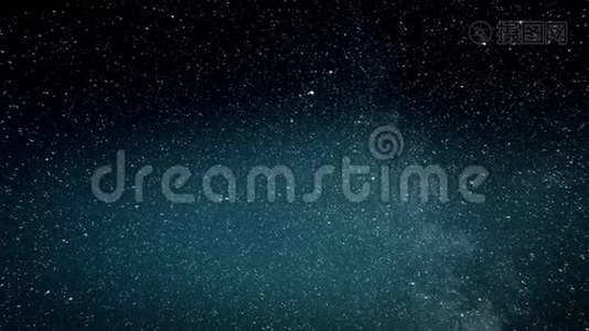 星星会随着时间流逝在夜空中，背景是绿色的蓝色自然，暗星系空间视频