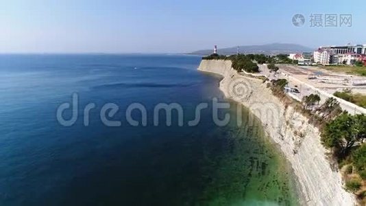 无人机沿黑海海岸线飞行。高高的岩石峭壁。下面是一片鹅卵石滩。在远处视频