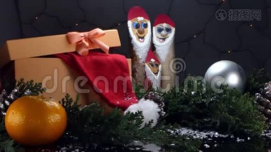圣诞树下带新年`玩具的包装礼物视频