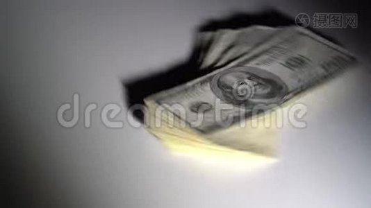一捆美元的钞票落在一张白色的桌子上视频