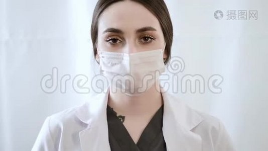女医生带着口罩，蓝色检查手套，里面有疫苗视频
