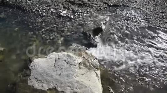 山河清澈淡水中的岩石特写。 从上面看到的。 岩石可以透过视频