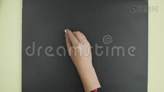 上景。 女人用粉笔在黑板上写单词FITNess。视频