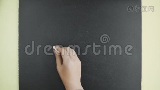 上景。 女人用粉笔在黑板上写Lesson3这个词。视频
