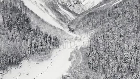 在山林中鸟瞰.. 冬季景观视频