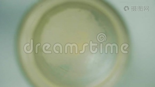 在装有水的玻璃杯中，药丸的特写。 泡腾片阿司匹林溶解在一杯水中视频