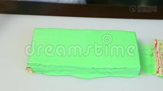 奶油水果分层蛋糕，装饰绿色镜面釉的顶部景观视频