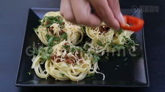 把红铃椒的戒指放在意大利面条和肉的盘子里视频