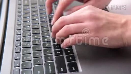 键盘笔记本电脑上的女性手打字特写。 按下按钮上的手指。 发短信。 计算机技术视频
