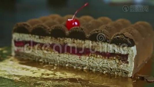 特写镜头集中在一半的原始奶油巧克力蛋糕与果冻夹层视频