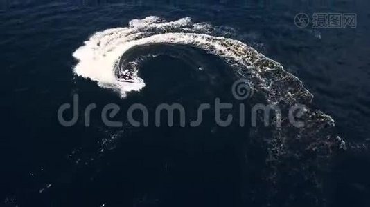 乘坐水上船的空中俯视图。 河面上的船.. 4K视频。视频