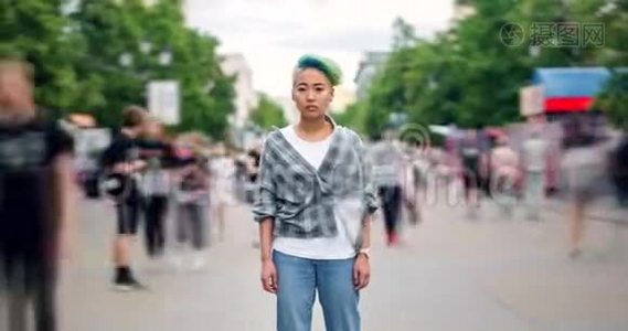 一个人站在步行街缩短时尚的亚洲青少年的时光视频