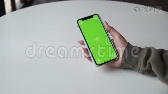 手机带绿屏特写.. 手机上的Chroma键。视频