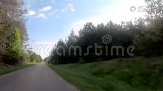 在波兰的田野和树木之间开车视频