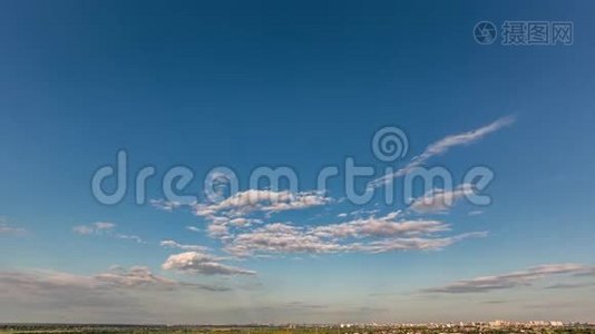 天空云。 灯光背景下蓝色空中景观。 空背景场景。 全景。 天空蓝色背景视频