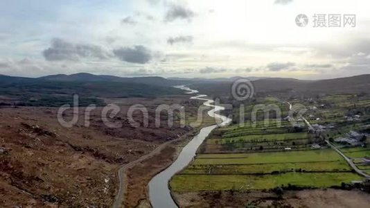 在爱尔兰唐加尔的杜卡里和莱特马卡瓦德之间的格维巴拉河的鸟瞰图。视频