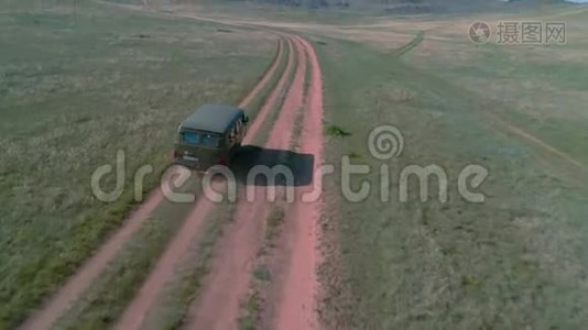 空中镜头拍摄与无人驾驶皮卡在草原。 汽车沿着草原行驶到西伯利亚，铺设道路视频