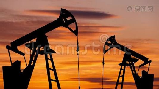 日落背景上的油泵。 世界石油工业。 时光流逝。视频