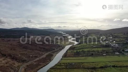在爱尔兰唐加尔的杜卡里和莱特马卡瓦德之间的格维巴拉河的鸟瞰图。视频