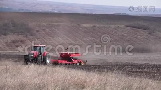 拖拉机与安装播种机进行直接播种作物在犁田。视频