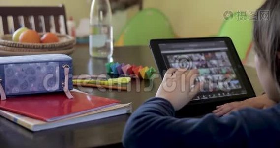 白种人小女孩在隔离期间在家学习，使用平板电脑，看屏幕，在家做学校任务，视频