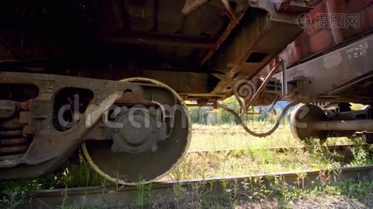 废弃铁路上旧生锈货车的4K多利视频。 铁路运输和货物概念视频